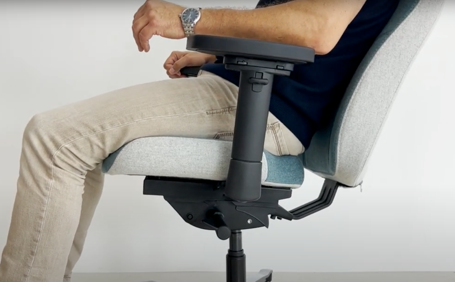 Welke hendel doet wat? Hoe stel je bureaustoelen in?