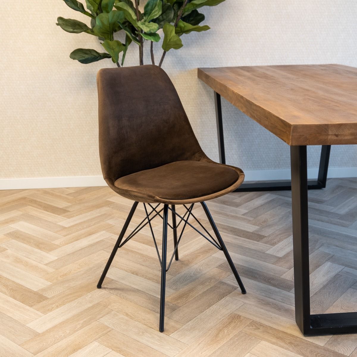 Kick Kuipstoel Velvet Zwart frame - Koffiebruin - Kick Collection - Velvet eetkamerstoelen- Workliving