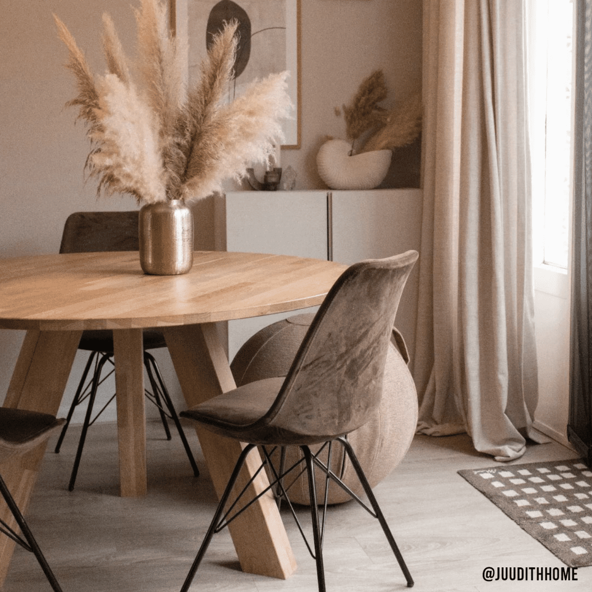 Kick Kuipstoel Velvet Zwart frame - Koffiebruin - Kick Collection - Velvet eetkamerstoelen- Workliving