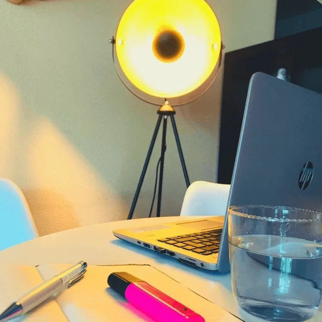 Woonliving: thuis werken en goed licht.