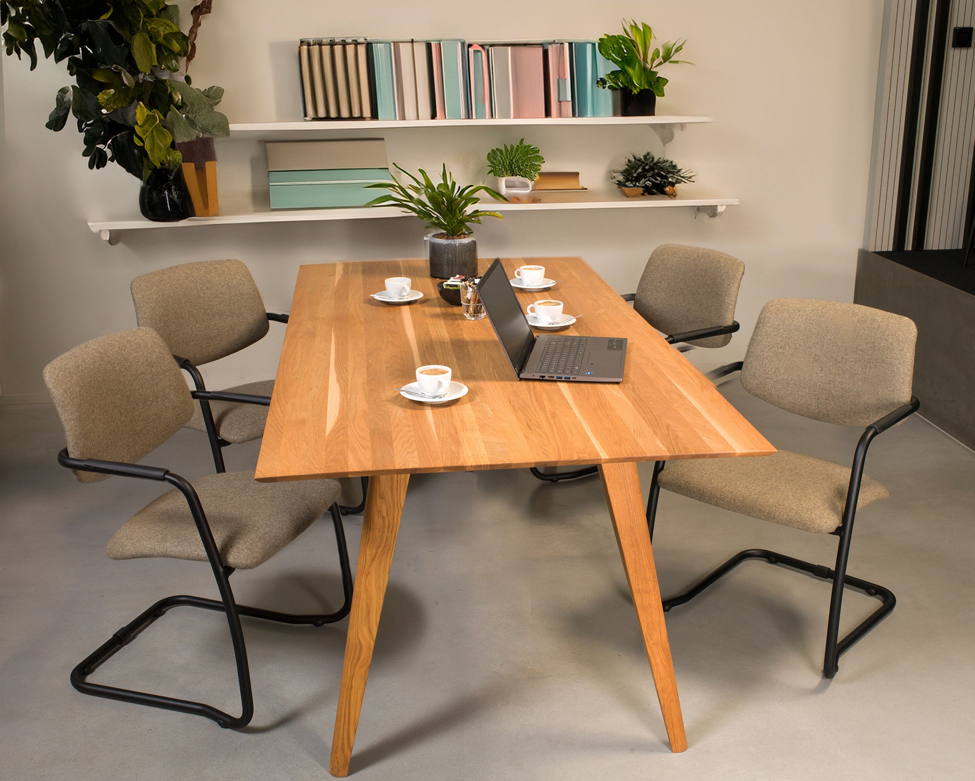 Workliving Vergaderstoel X5 - Sledeframe - Wolvilt Fenice 511 lichtbruin - frame zwart - Workliving - Vergaderstoelen- Workliving