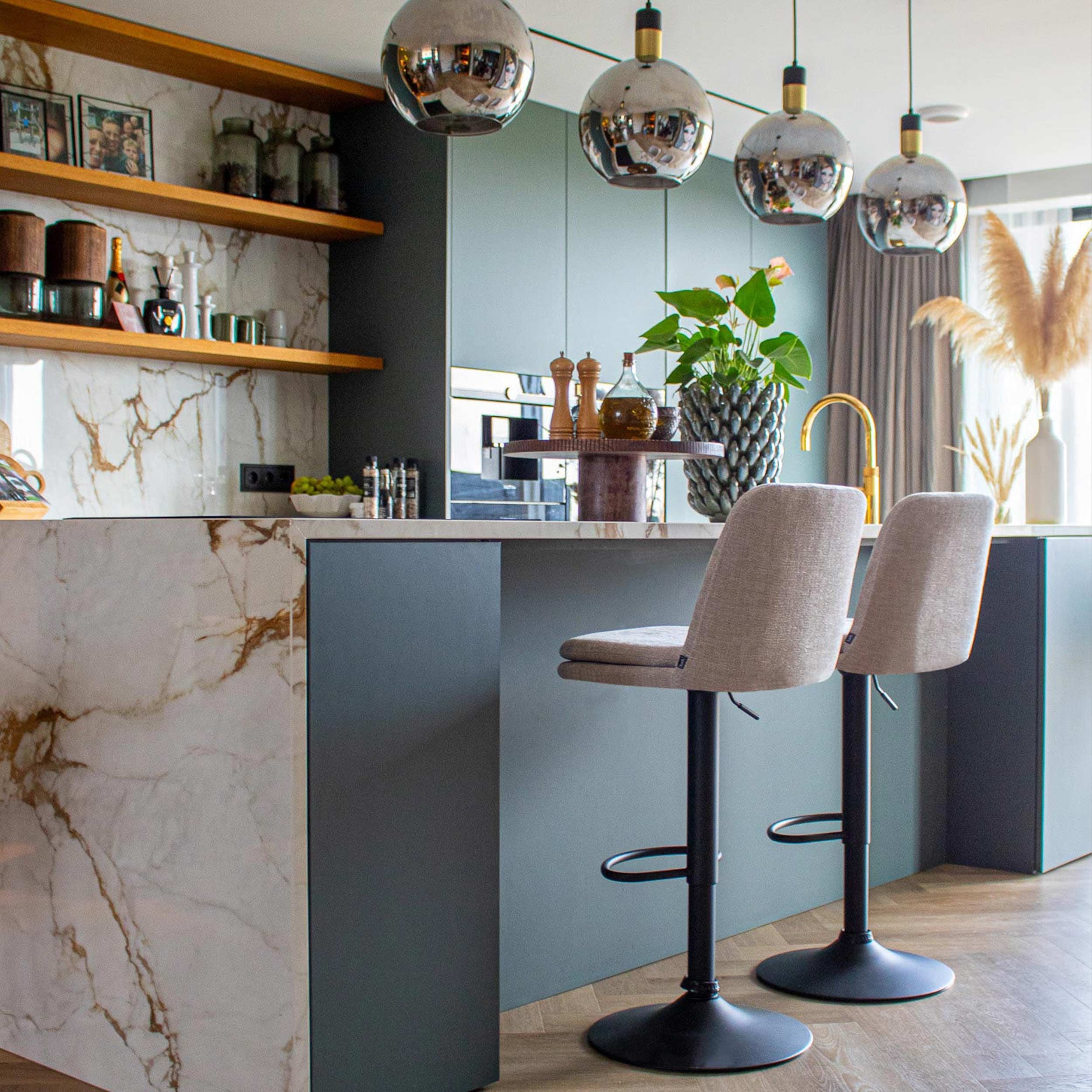 Kick Liam Barkruk Champagne